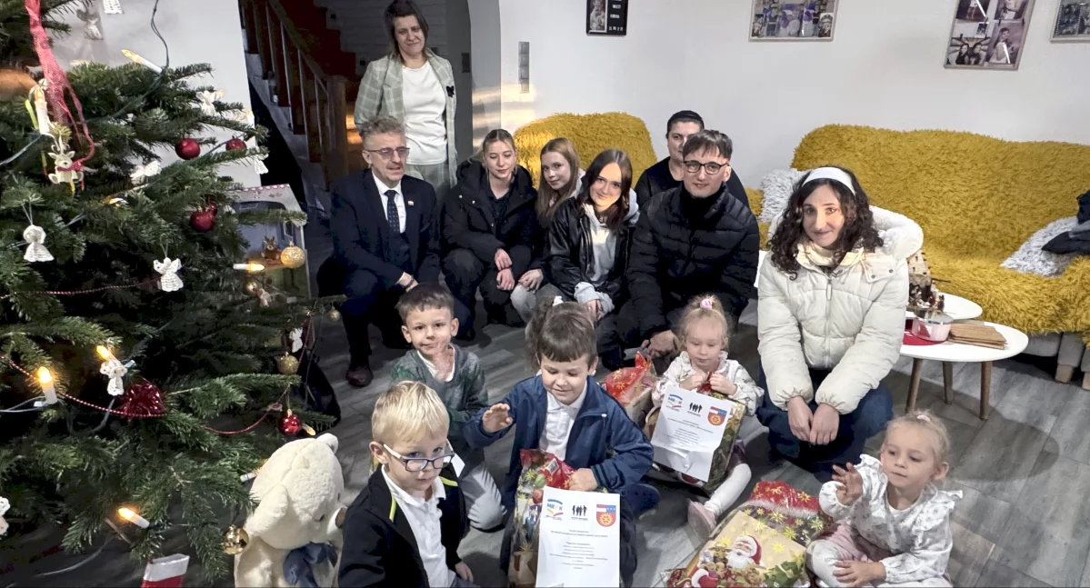 Zdjęcie wolontariuszy z prezentami dla dzieci