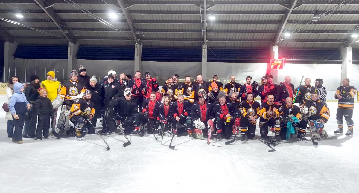 Pamiątkowe zdjęcie uczestników meczu