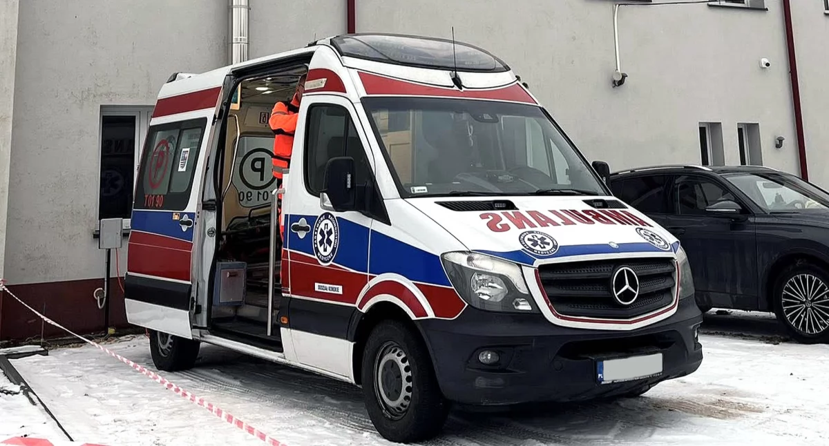 Zdjęcie ambulansu na placu za budynkiem strażnicy w Rudzie Malenieckiej