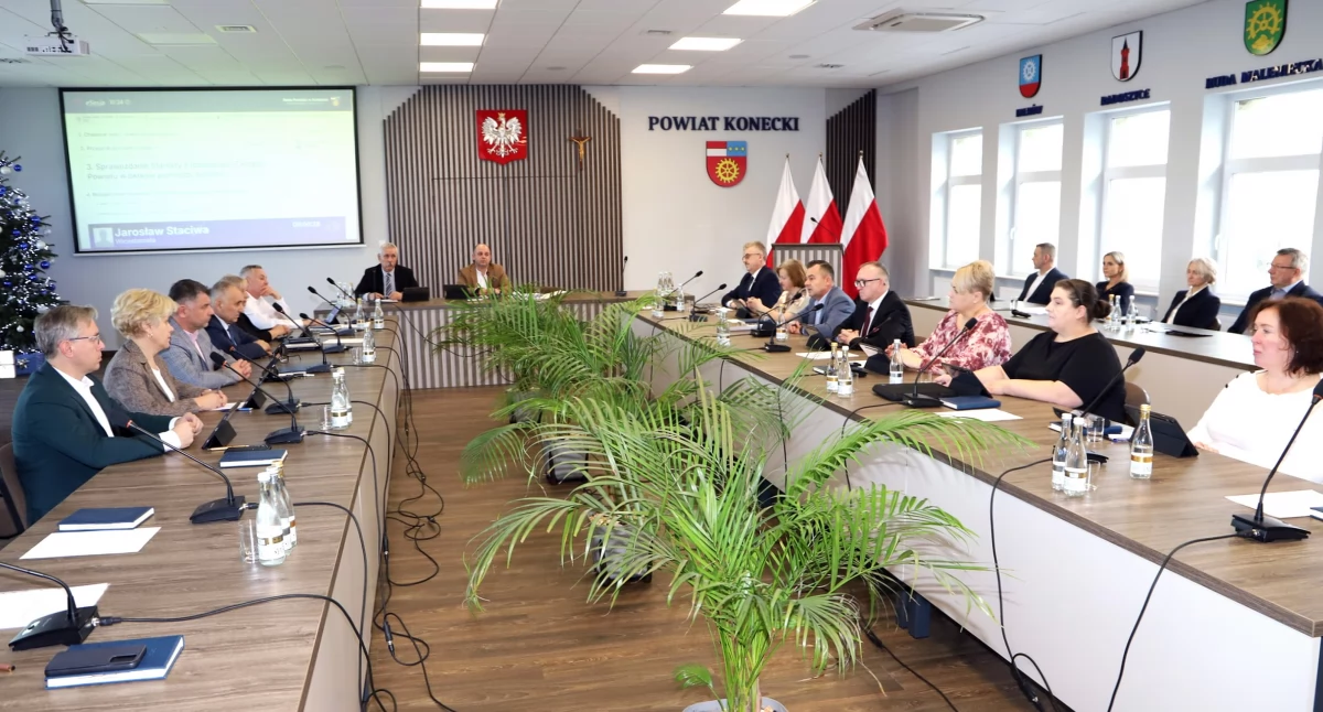 Zdjęcie radnych na ostatniej sesji Rady Powiatu Koneckiego