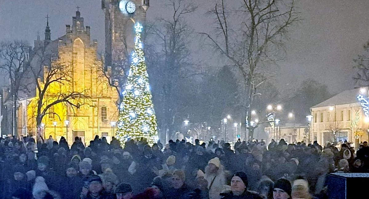 Zdjęcie uczestników powitania Nowego Roku na Placu Kościuszki w Końskich