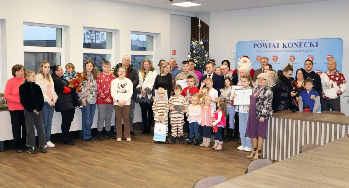 Pamiątkowe zdjęcie uczestników i organizatorów konkursu