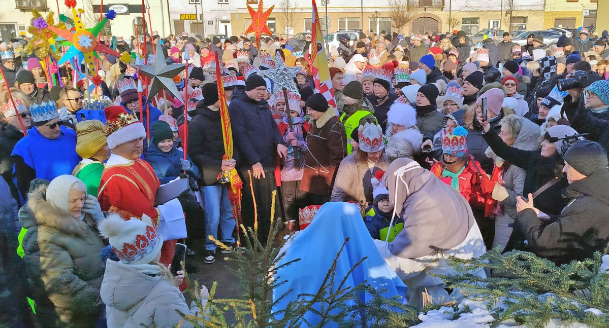 Zdjącie tłumu ludzi przed sceną na Placu Kośniuszki w Końskich podczas tegorocznego Orszaku Trzech Króli