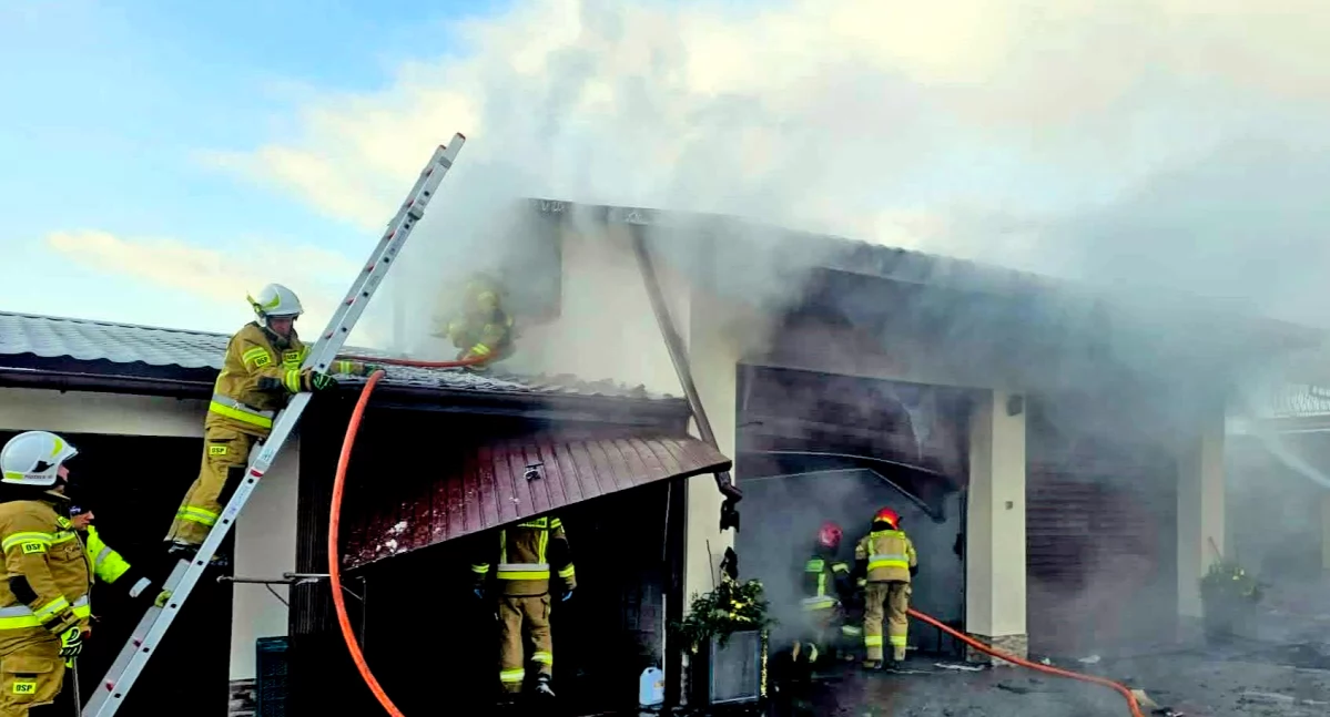 Zdjęcie strażaków gszących pożar garażu