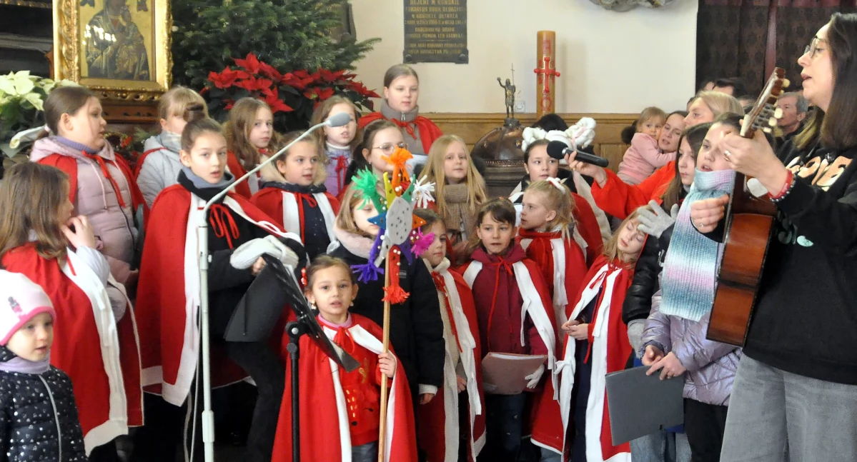 Koncerty , KOŃSKIE radości było wiele kolegiacie Mikołaja kolędy zaśpiewała schola Mikołajki - zdjęcie, fotografia