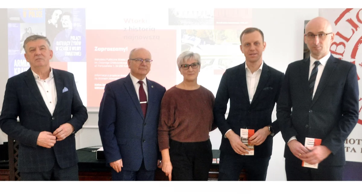 Zdjęcie przedstawicieli biblioteki z burmistrzem i naukowcami z IPN