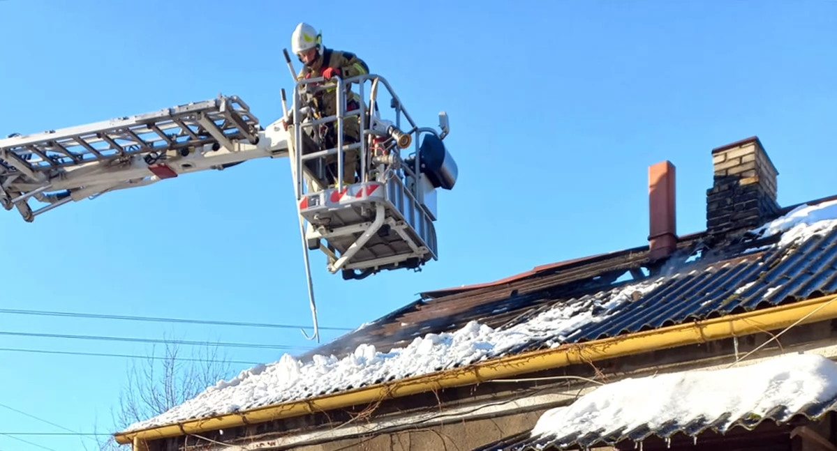 Zdjęcie strażaka, który gasił pożar z wysięgnika