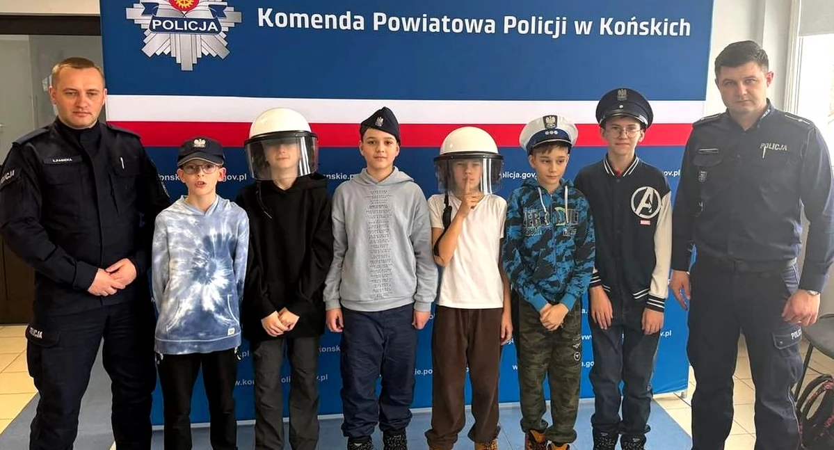Zdjęcie uczniów SP w Stadnickiej Woli z koneckimi policjantami