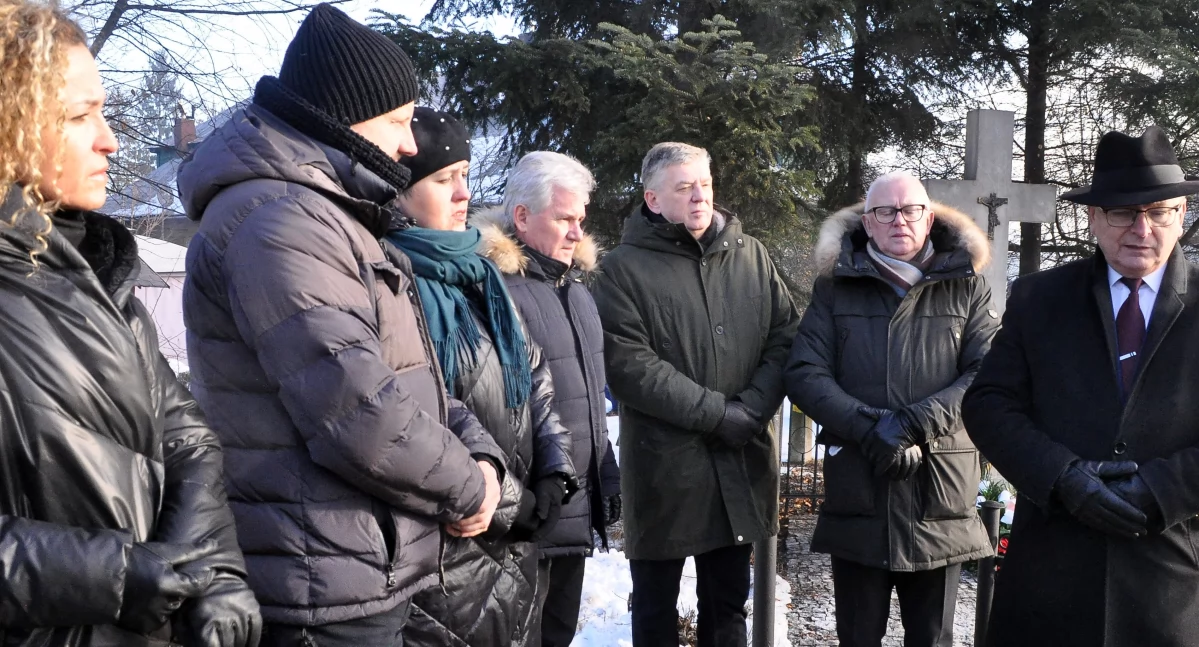 Zdjęcie delegacji koneckich samorządowców, która złożyła kwiaty na grobie poległych powstańców