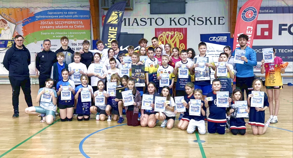Pamiątkowe zdjęcie na koniec Handballowych ferii z KSSPR Końskie 