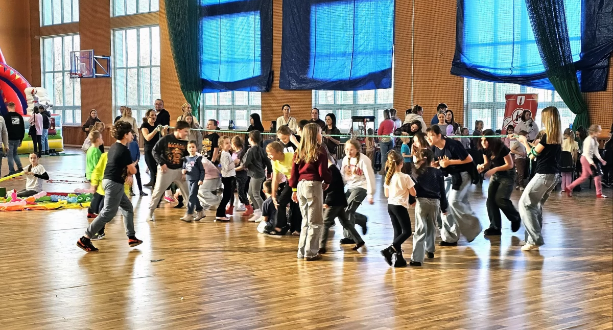 Zdjęcie dzieci, które świetnie się bawią podczas gminnych ferii w Radoszycach