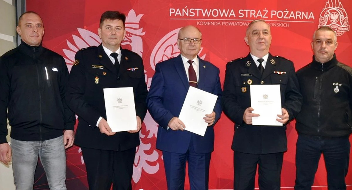 Pamiątkowe zdjęcie z podpisania umowy