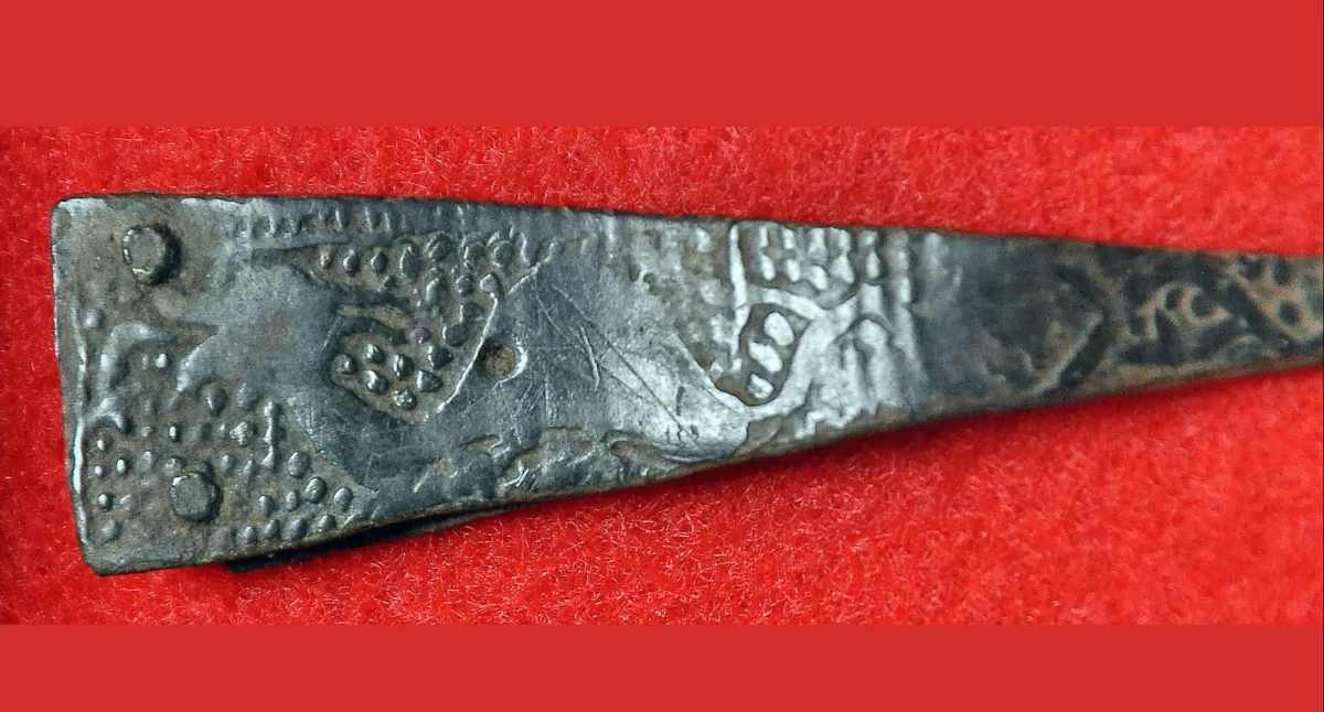 Zdjęcie znalezionej spinki do pasa ze smokiem