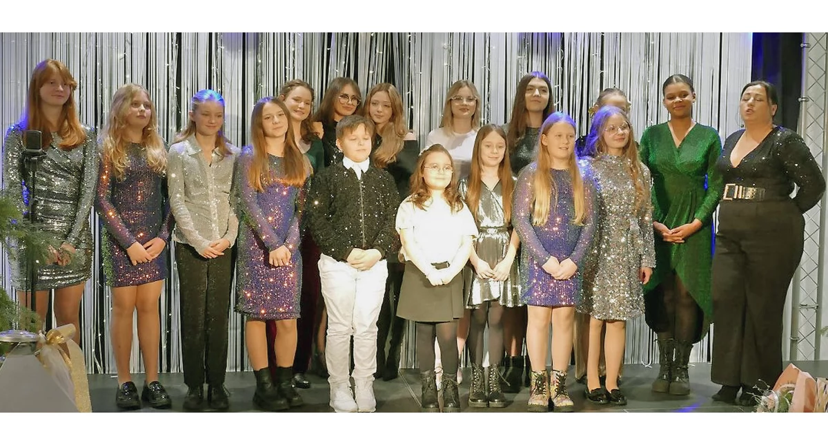 Zdjęcie młodych artystów Studia Vocalovego z Dominiką Wróbel