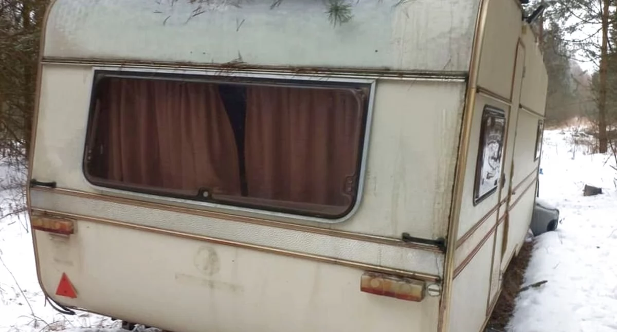 Zdjęcie przyczepy kempingowej, w której koczował poszukiwany mężczyzna