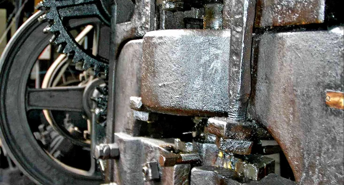 Zdjecie fragmentu maszyny do cięcia gwoździ z blachy