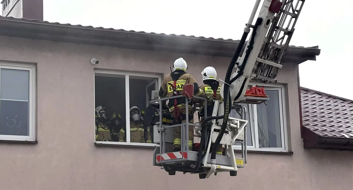 Zdjęcie strażaków na podnośniku. Fot. Gmina Smyków