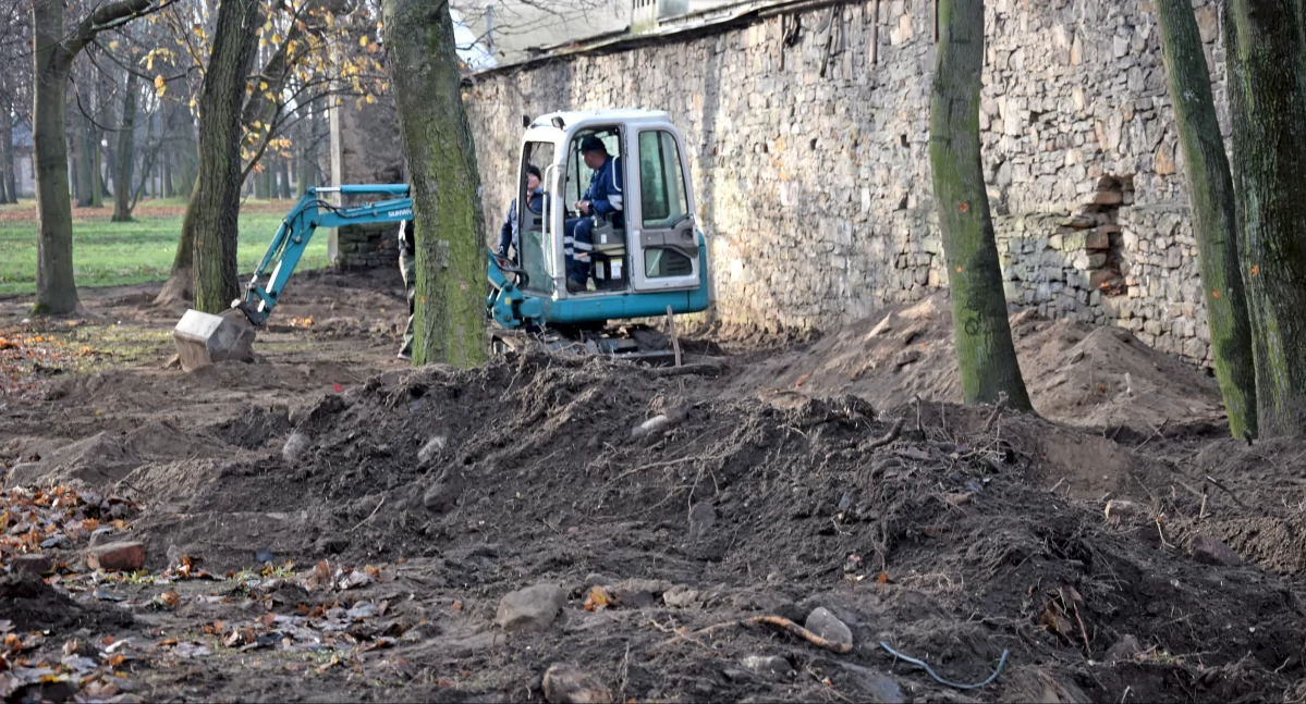 Zdjęcie koparki przy płocie dawnego Urzędu Bezpieczeństwa w Końskich