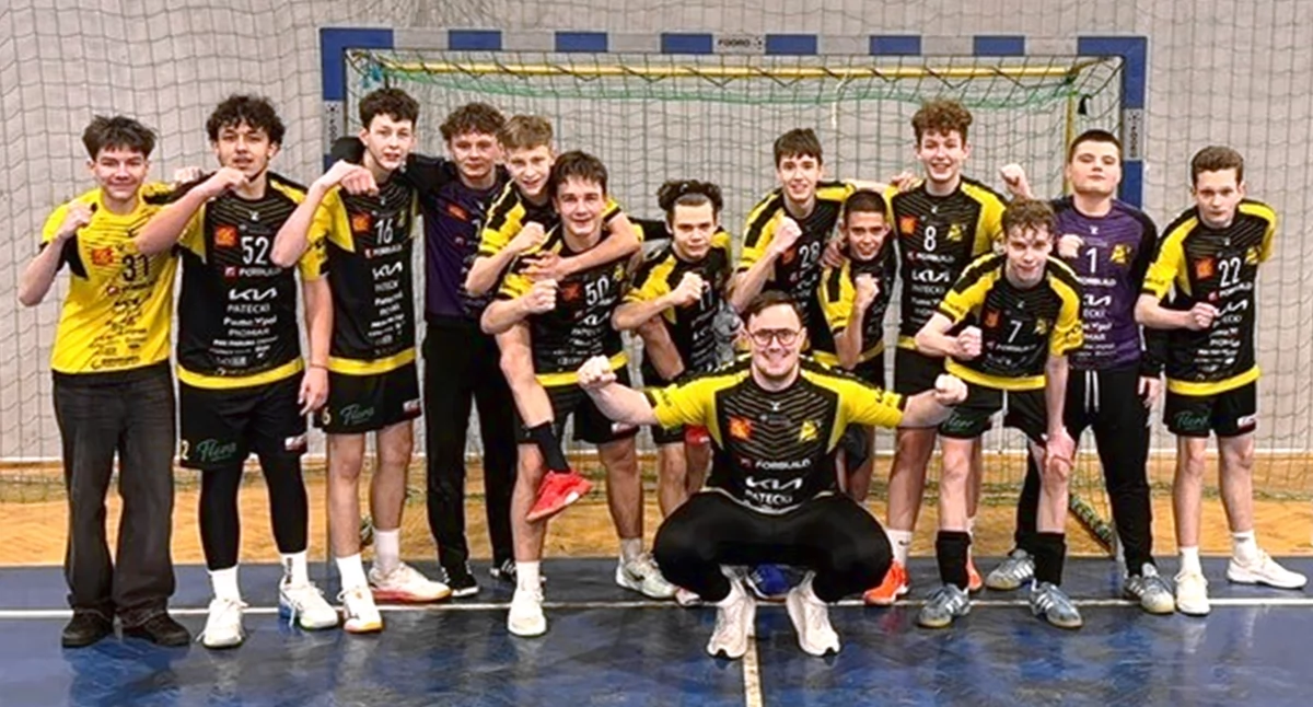 Zdjęcie drużyny młodzików KSSPR I Końskie z trenerem Michałem Włodarskim