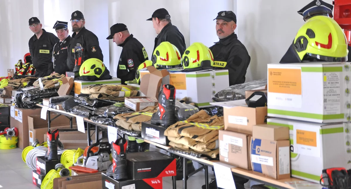 Zdjęcie strażaków przy zakupionym nowym sprzęcie