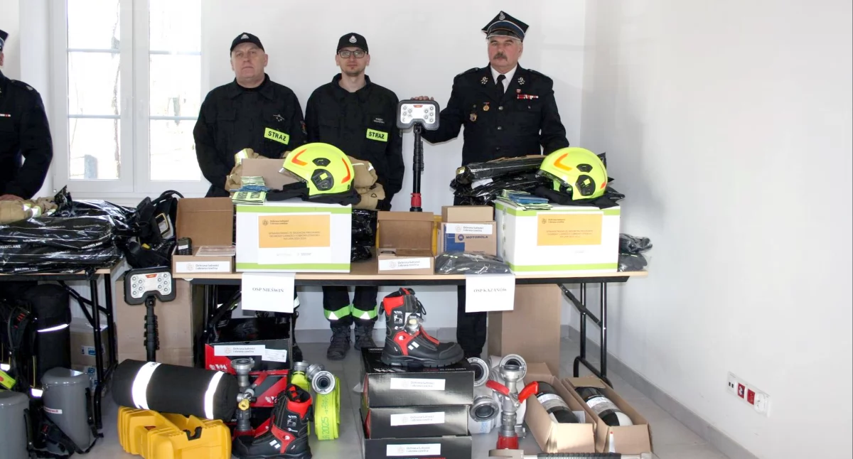 Zdjęcie strażaków z OSP Kazanów z częścią nowego sprzętu