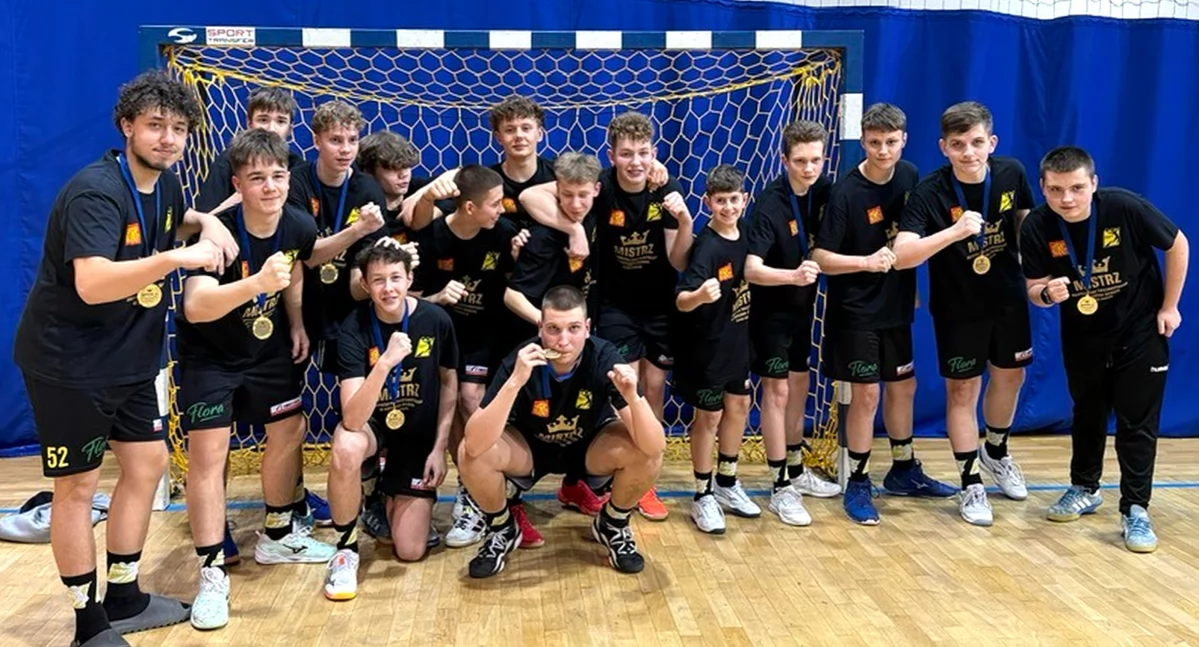 Zdjęcie młodzików KSSPR Końskie z medalami za zdobycie tytułu mistrzów województwa