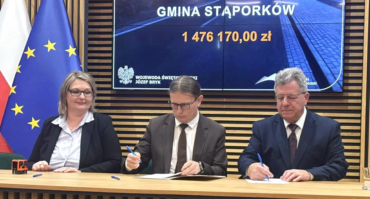 Zdjęcie z podpisania umowy na budowę drogi w Błaszkowie