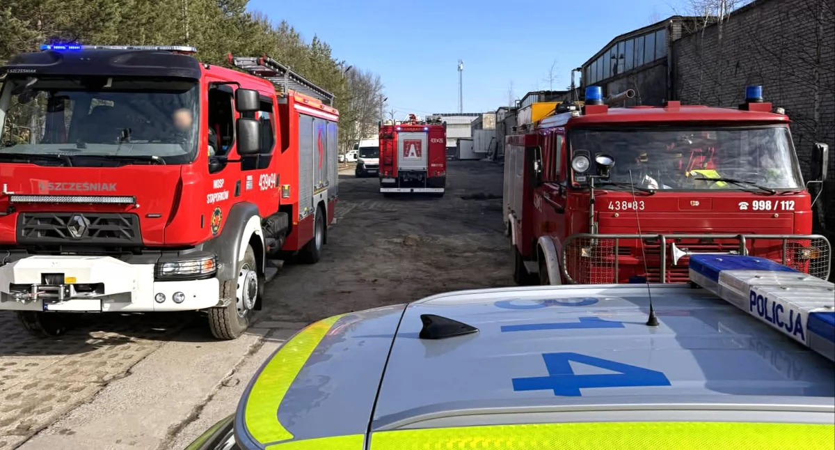 Zdjęcie wozów służb na miejscu zdarzenia. Fot. OSP Czarna