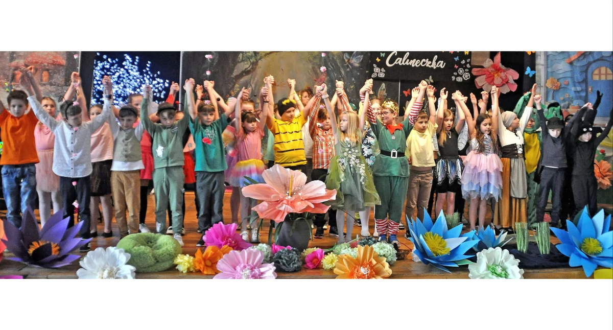 Zdjęcie ze sceny finałowej spektaklu