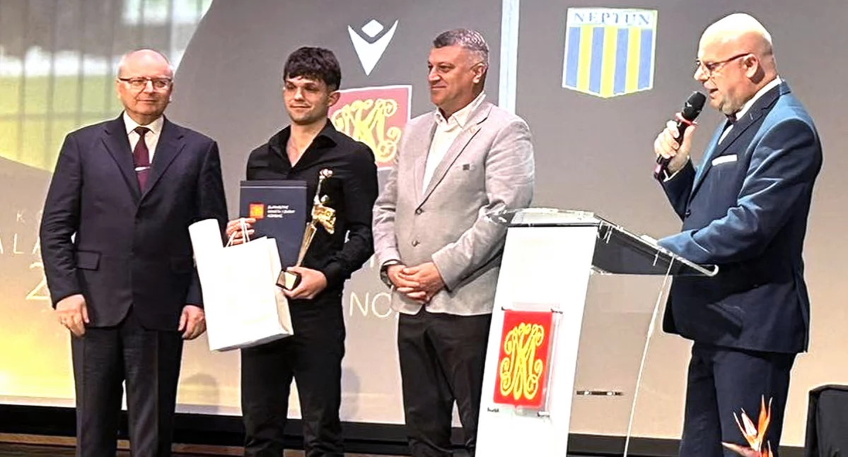 Zdjęcie Szymona Hajduka (drugi od lewej), który odbiera nagrodę w kategorii Piłka nożna