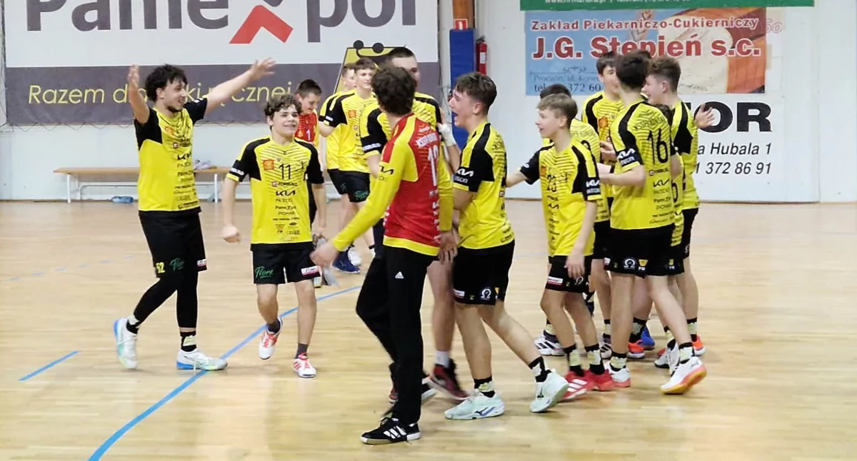 Zdjęcie młodzików KSSPR Końskie cieszących się ze zwycięstwa nad SRS Niko Przemyśl. Fot. SP Królewiec