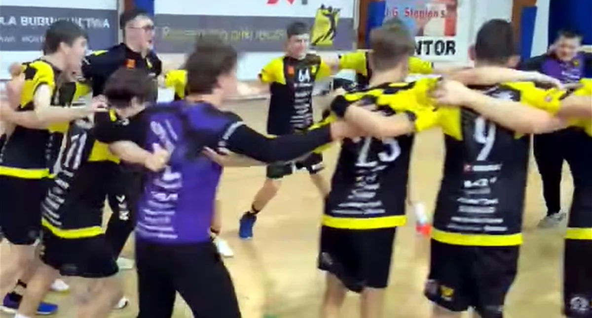 Zdjęcie drużyny KSSPR Końskie - młodzicy wraz z trenerem cieszą się z awansu do 1/8 MP