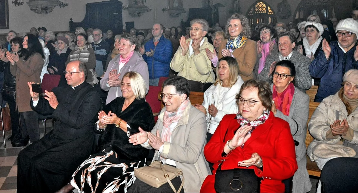 Zdjęcie widowni w koneckiej kolegiacie