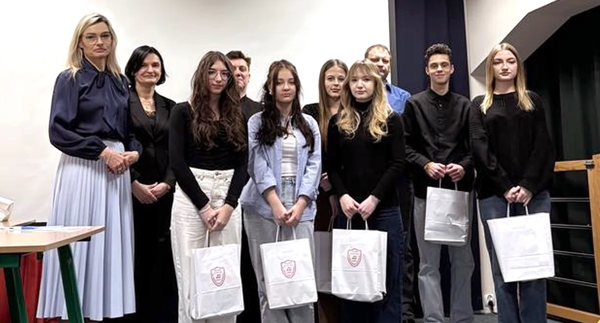 Zdjęcie nagrodzonych uczennic i uczniów z organizatorami. Fot. I LO Końskie