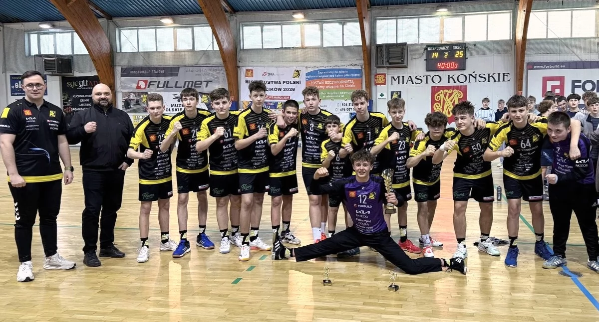 Zdjęcie młodzików KSSPR Końskie z trenerem Michałem Włodarskim i prezesem Andrzejem Kosem. Fot. KSSPR Końskie
