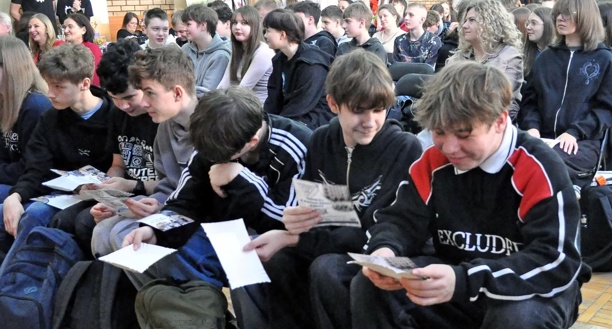 Zdjęcie uczniów szkół podstawowych na giełdzie szkół średnich w SP nr 1 w Końskich