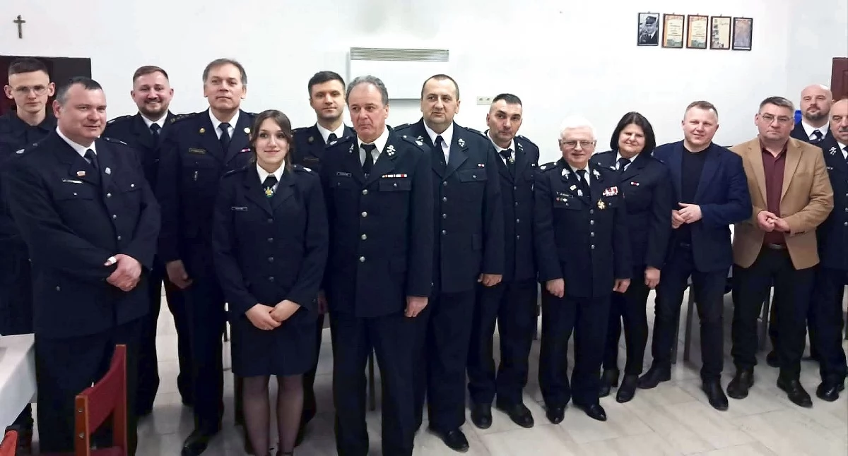 Zdjęcie członków zarządu OSP Wilczkowice z gośćmi zgromadzenia