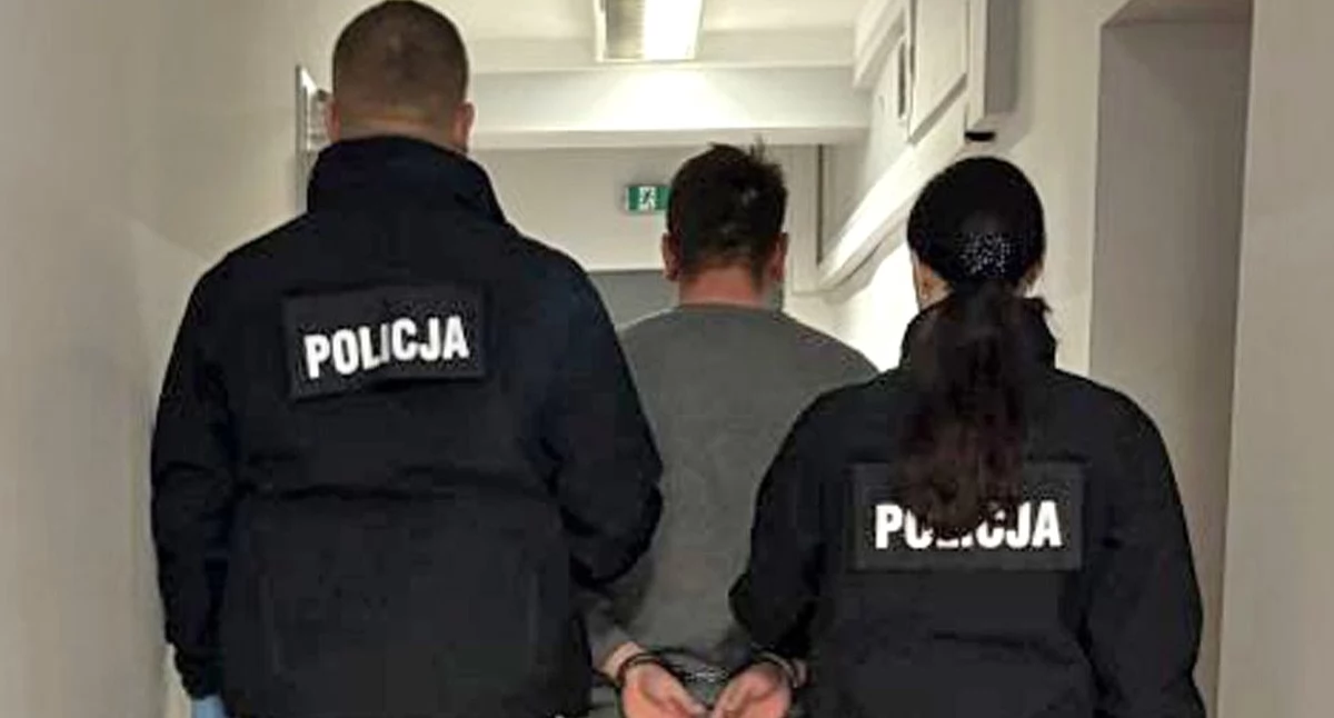 Zdjęcie policjantów i jednego z zatrzymanych