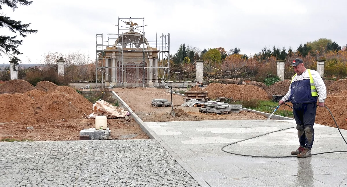 Zdjęcie: trwają prace wykończeniowe placu