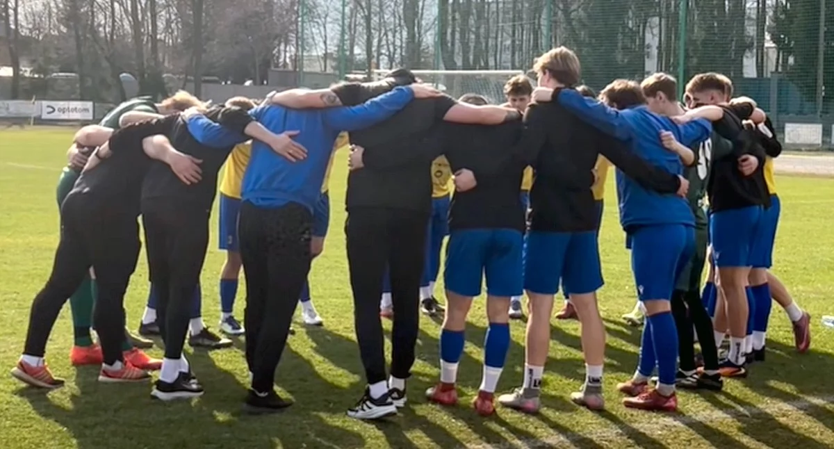 Zdjęcie zawodników Neptuna Końskie przed meczem z Wierną Mqałogoszcz