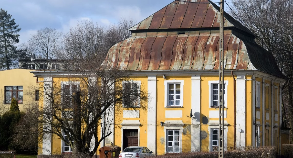 Zdjęcie pawilonu, w którym jeszcze zamieszkują ludzie