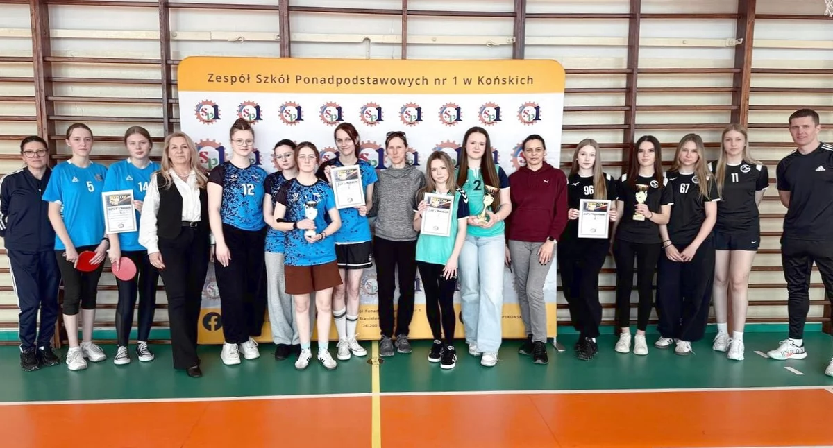 Zdjęcie drużyn dziewcząt występujących w turnieju z opiekunami i organizatorami