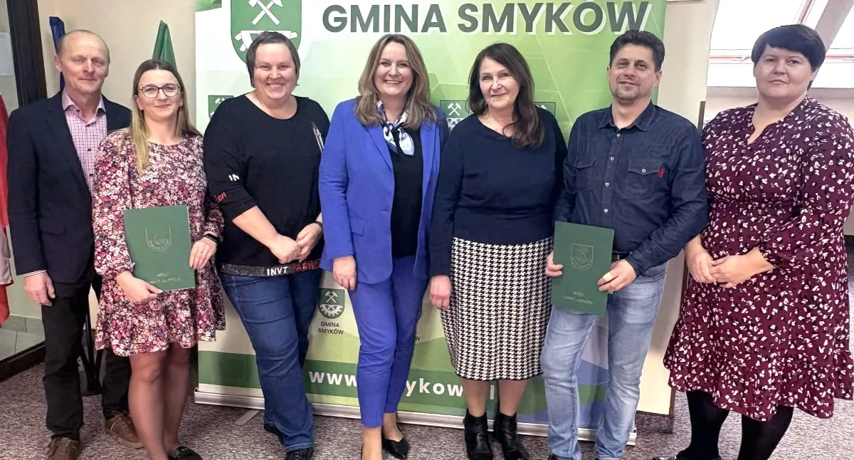 Zdjęcie wójt Beaty Janiszewskiej (w środku) i beneficjentów dotacji na sport i kulturę w gminie Smyków