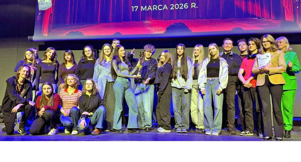 Zdjęcie aktorów z Teatru Lustro z nagrodą