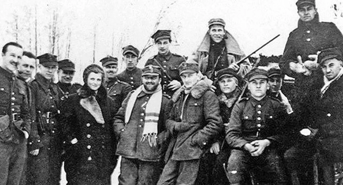 Słynne zdjęcie majora Hubala z żołnierzami znalezione pod kamiennym krzyżem