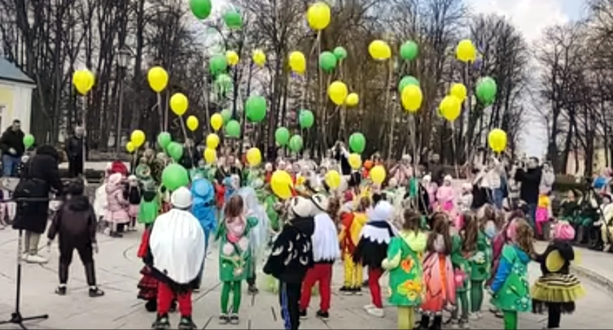 Zdjęcie dzieci puszczających baloniki