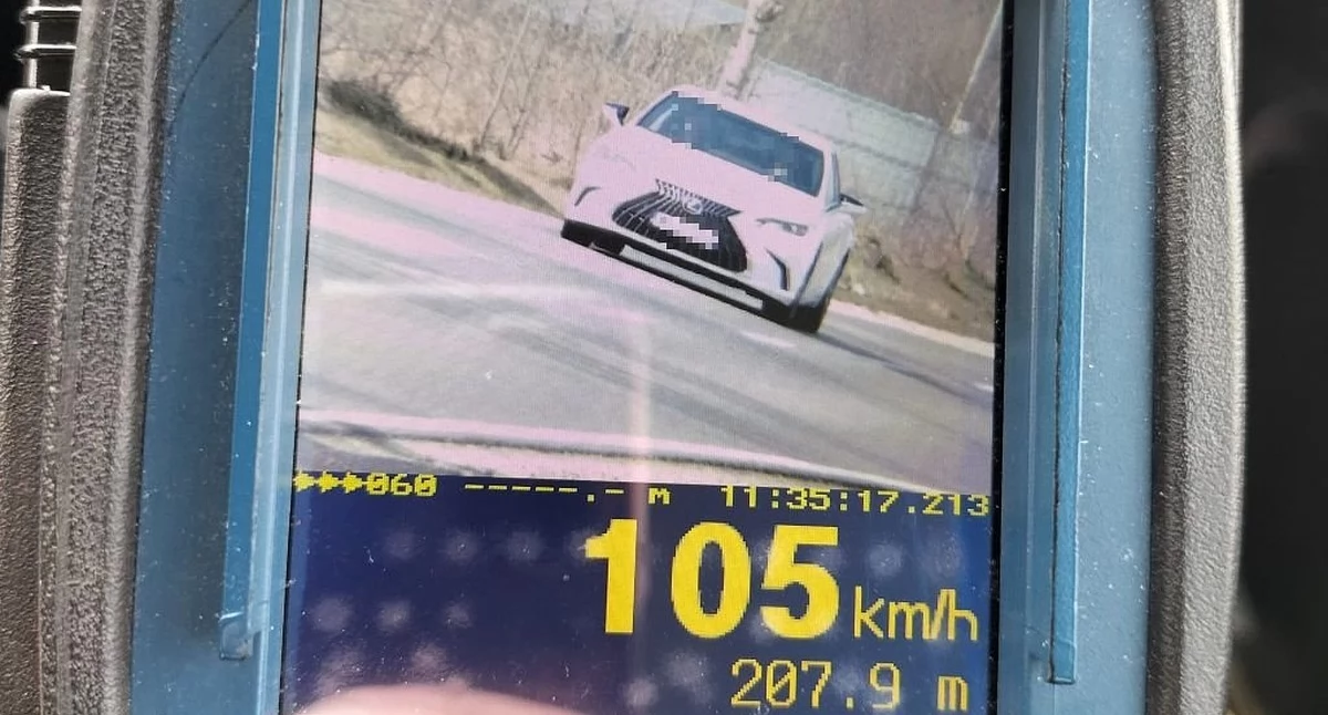 Zdjęcie Lexusa pędzącego z prędkością 105 km/h w obszarze zabudowanym