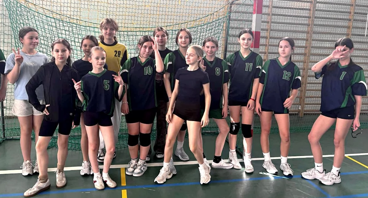 Zdjęcie drużyny dziewcząt PSP nr 2 w Stąporkowie