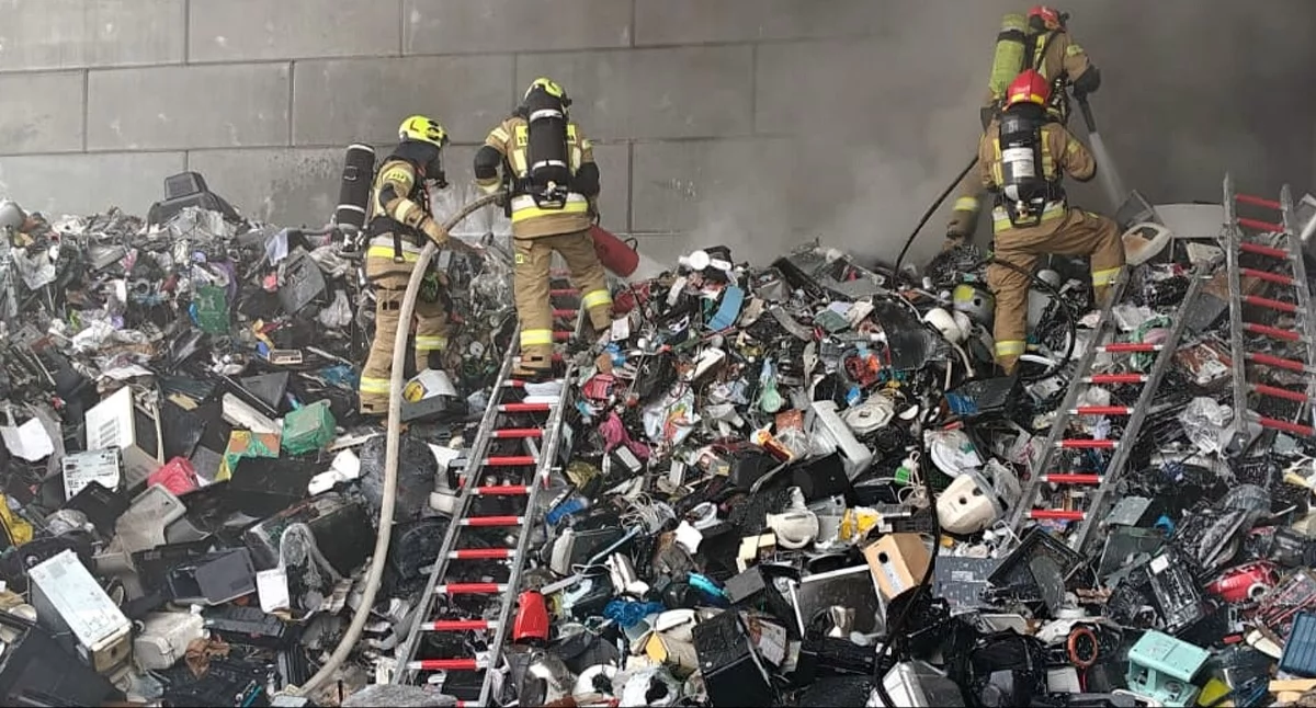 Zdjęcie strażaków, którzy prowadzą akcję gaśniczą. Fot. PSP Końskie