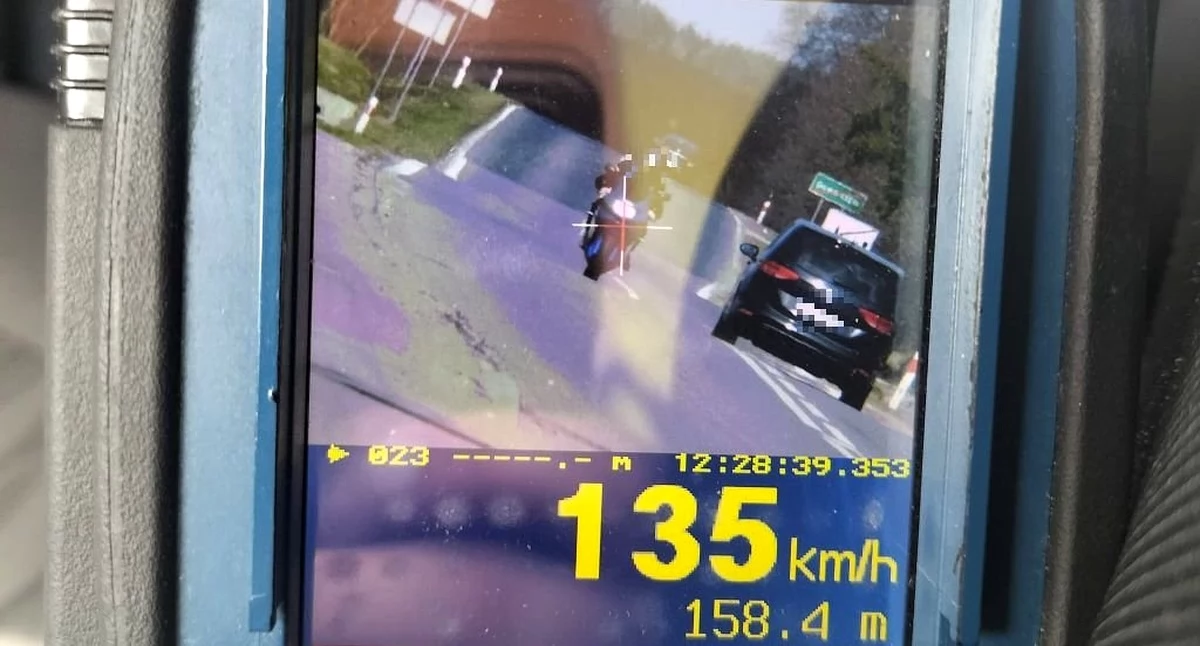 Zdjęcie uciekającego motocyklisty